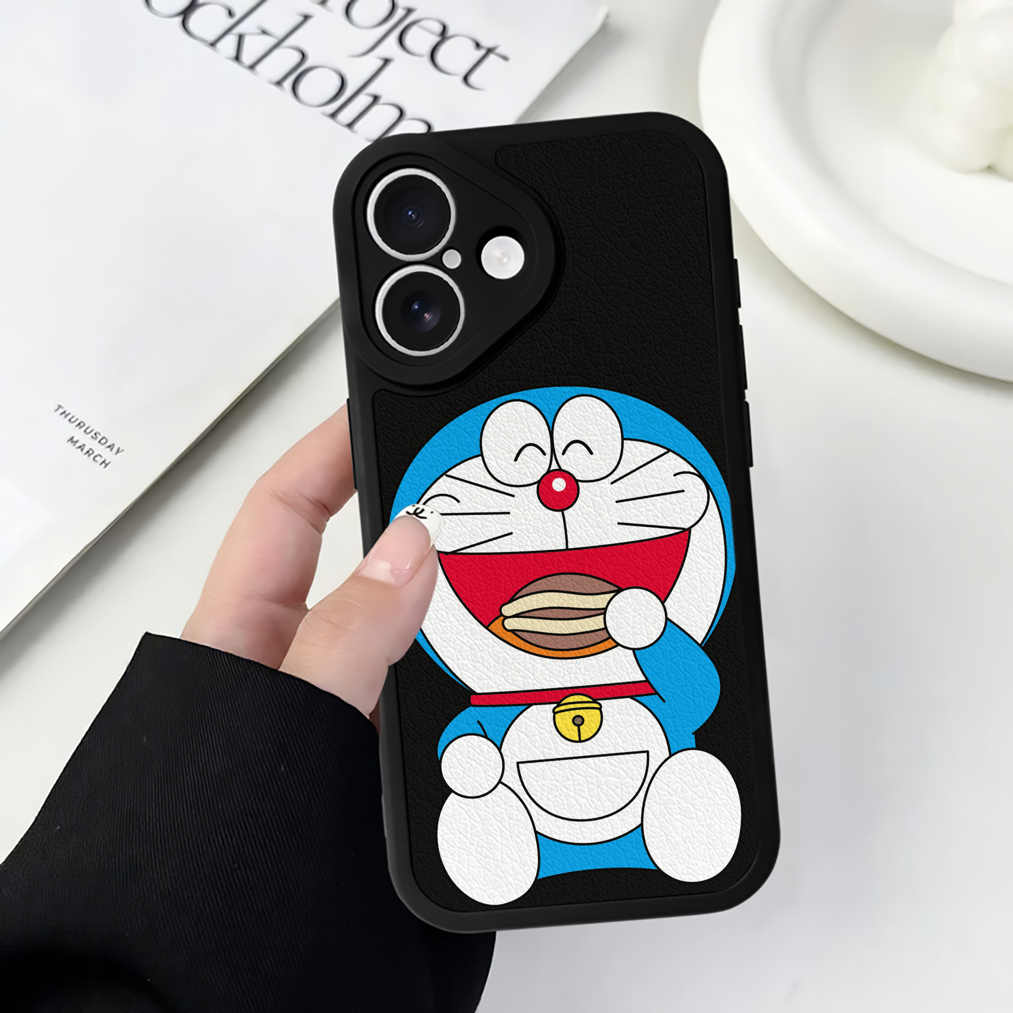 （画像用） ドラえもん Doraemon 【iPhone 16シリーズ対応】シリコンスマホケース（レザー調） 材質：シリコン